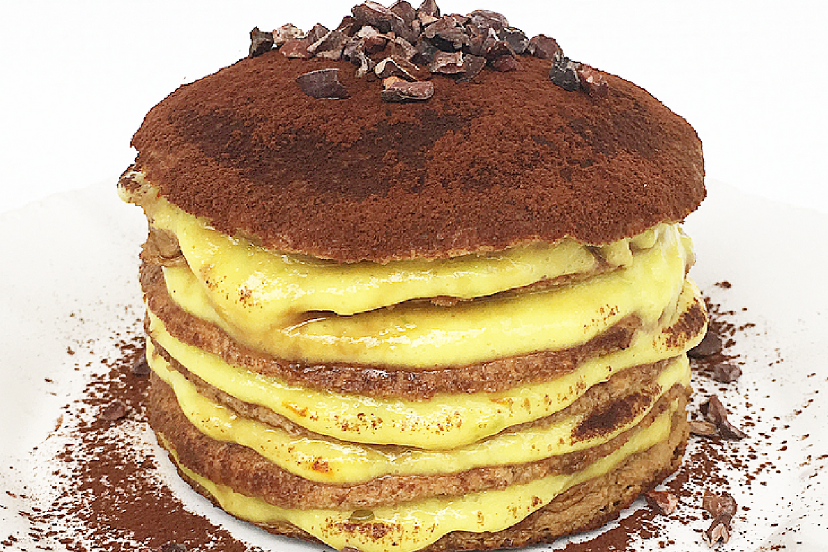 Tiramisù Pancake con farina di banana, crema pasticcera #amodomio e granella di cacao crudo!