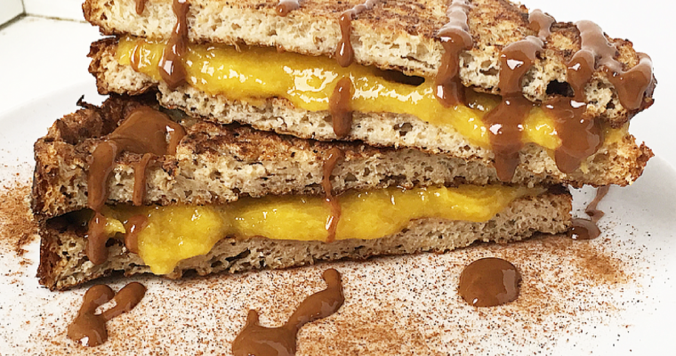 French toast alla cannella e carrube con crema al mango