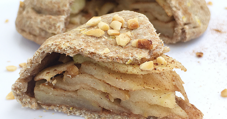 Fagottino di pasta frolla ripieno di mela, cannella e nocciole.
