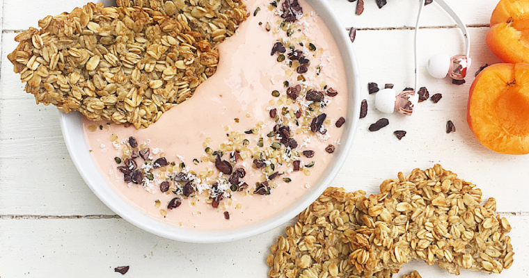 Smoothie alla frutta con lingue di gatto d’avena integrali.