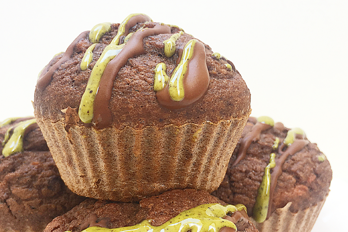 Muffin al cacao, vaniglia e susine con crema di pistacchi.