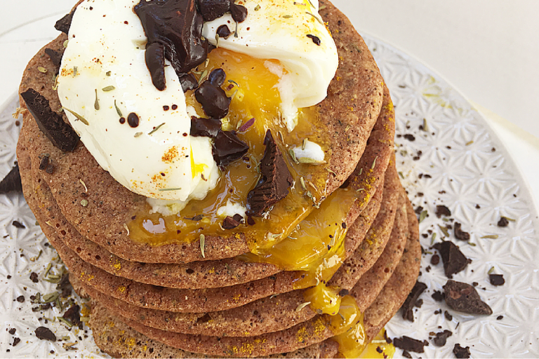 Pancakes speziati di grano saraceno con pomodori, uovo in camicia e
