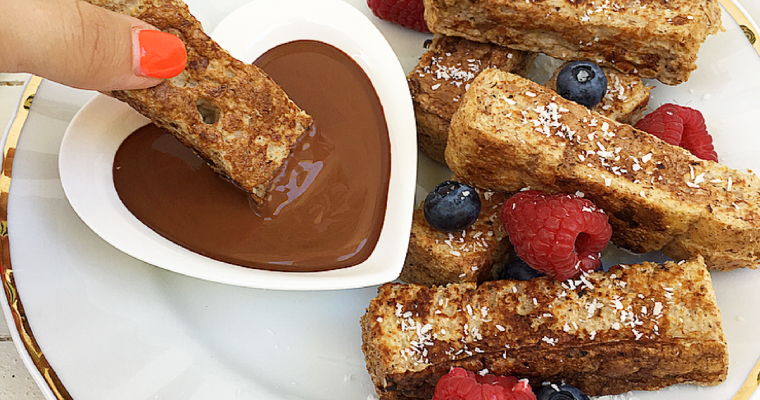 Sticks di french toast banana e cannella con crema al cacao e nocciole.