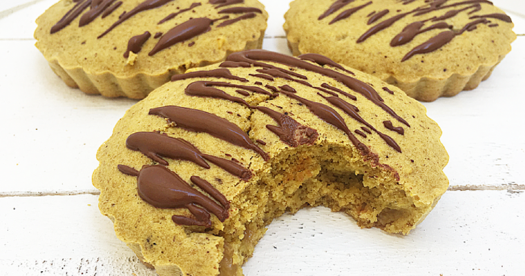 Tortine soffici alla quinoa, zafferano, uva bianca e cacao crudo al 100%.