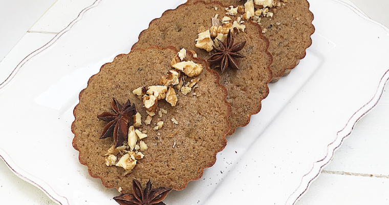 Tortarelle integrali alla banana con farina di castagne e noci, profumate all’anice.
