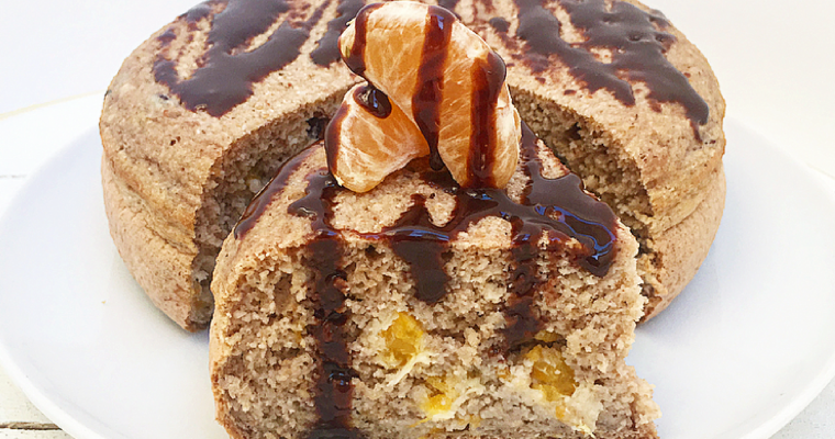 Pancake al caramello e mandarini con granella di cacao crudo e chocobella.