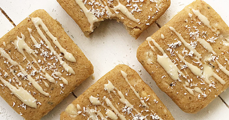 Blondies d’avena integrale al cioccolato bianco, kiwi giallo e cardamomo.