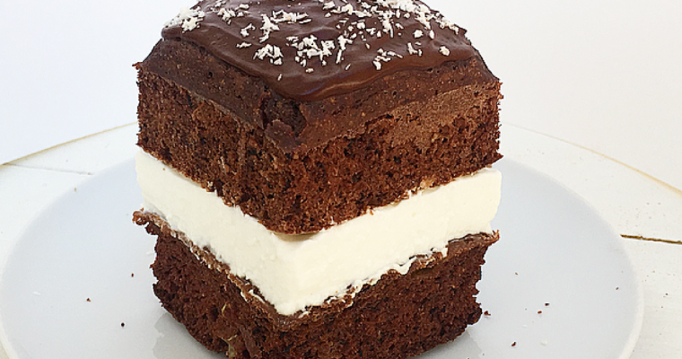 Torta ai due cioccolati e banana con crema di yogurt greco al cocco.