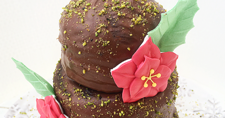 Torta Natalizia al caramello e arancia ricoperta di crema al cacao e pistacchi di Bronte.