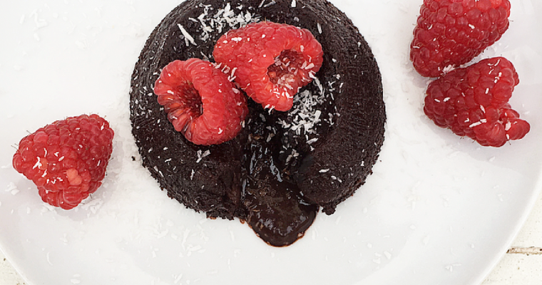 Soufflè vegan al cioccolato fondente, lamponi e peperoncino – Low Carb