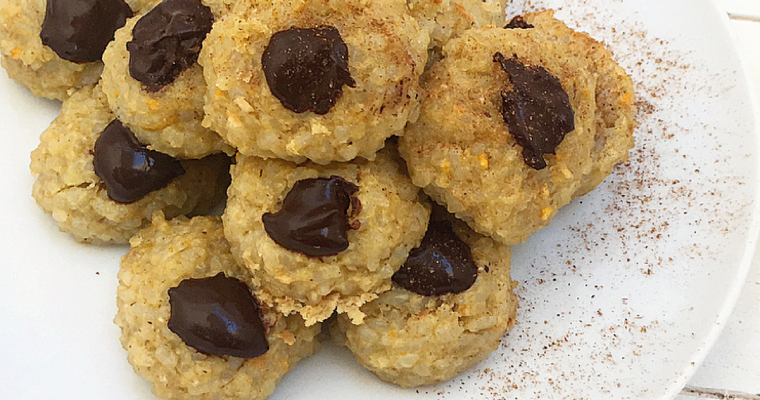 Frittelle di riso al forno sane e gustose, agli agrumi ripiene di cioccolata fondente.