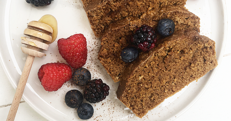 Plumcake monodose al caffè, cannella e anice con miele millefiori e frutti rossi.
