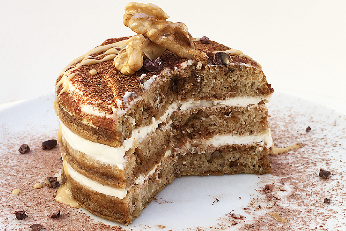 Tiramisù di pancakes sano e gustoso, alle noci e vaniglia.