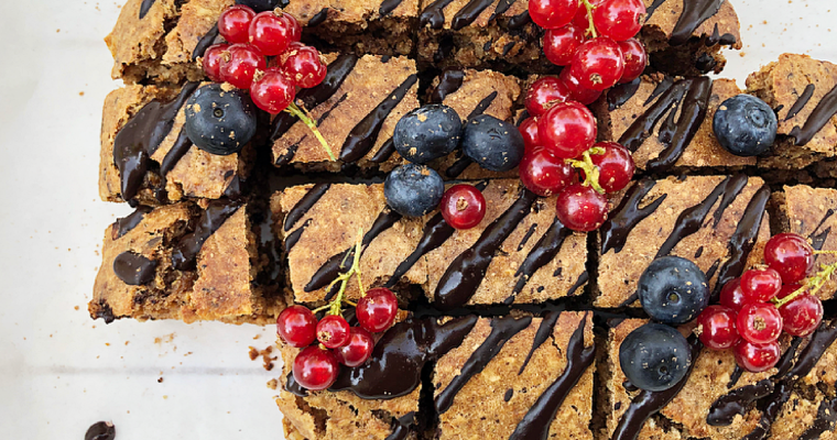 Torta di avena senza zucchero al caramello, datteri e nocciole.