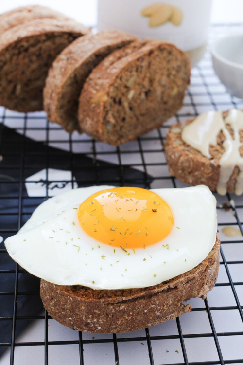 Uovo in padella su pane croccante ai semi low carb