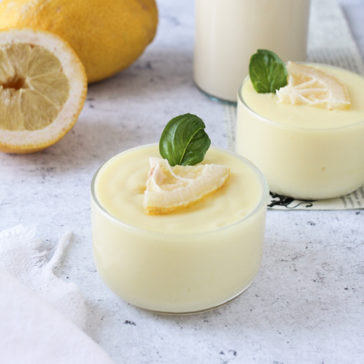 Budino al limone senza zucchero, preparato con latte di soia