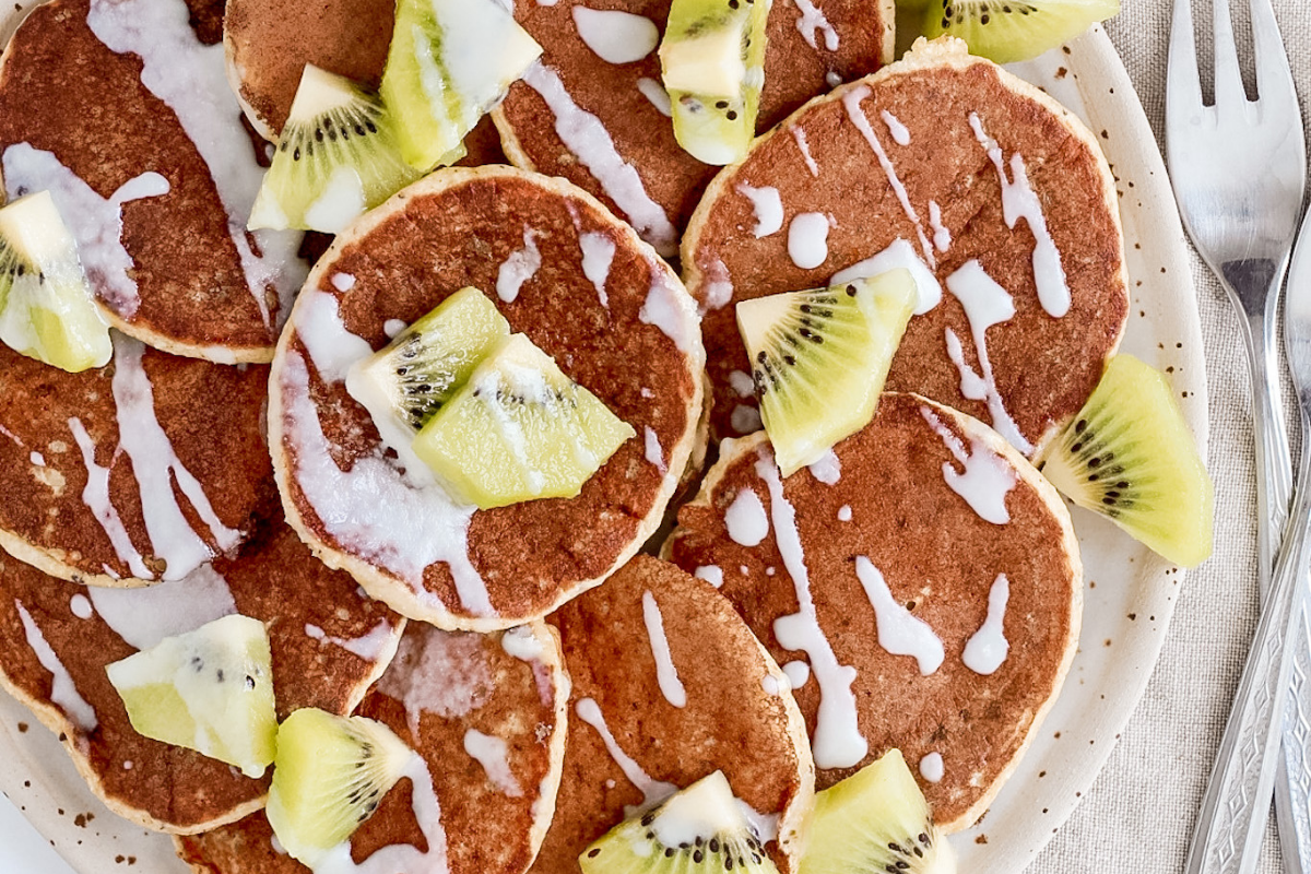 Pancakes ai kiwi con crema 100% polpa di cocco – Ricetta senza glutine, lattosio e zucchero